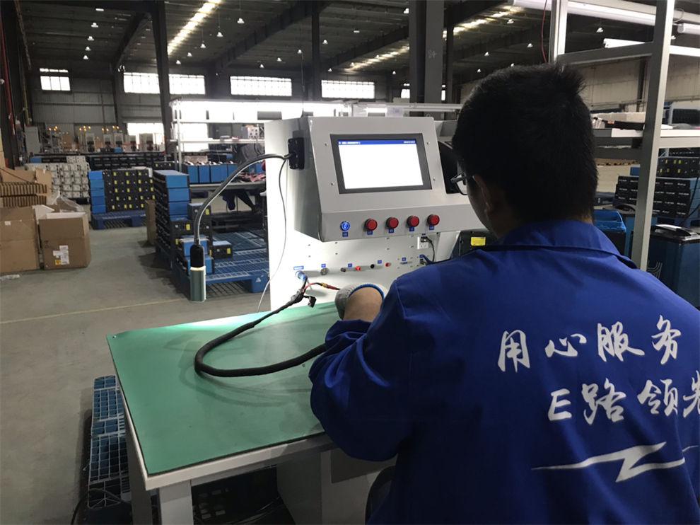 福光産品應用于(yú)在二輪車锂電池(chi)維護現場